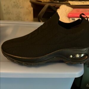 STQ Black Minimalist Athletic Shoes with Sock-Like Fit